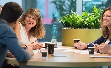 Holdkammeraterne diskuterer arbejdsgangen