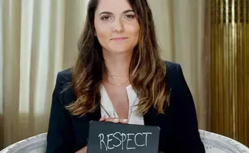 Kvinden holder kortet med ordet "respekt"
